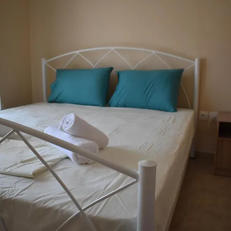 Ikies Luxury Maisonette 200m From The